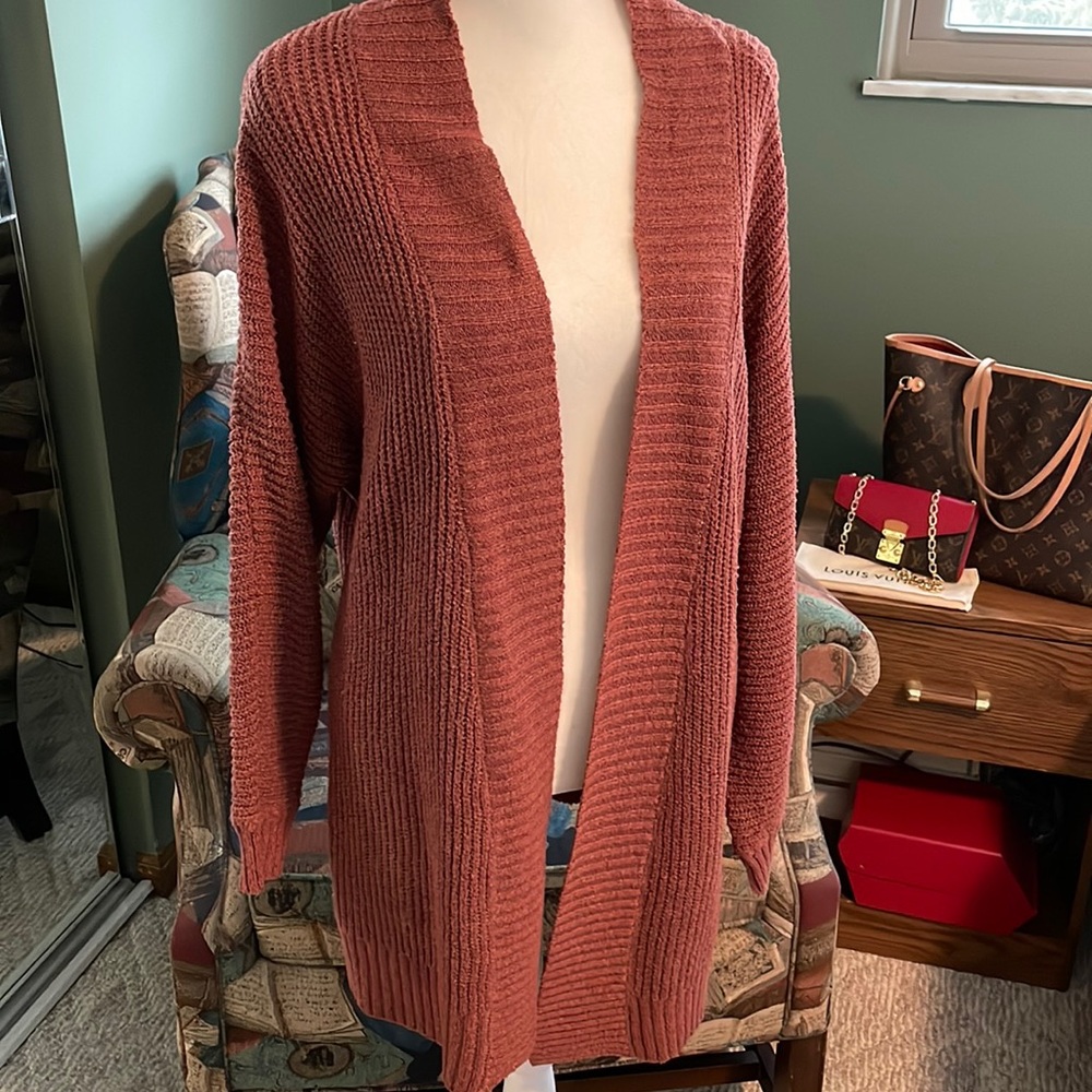 Long rust ribbed cardigan.